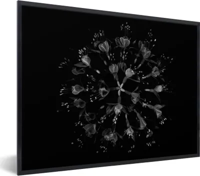 Produktbild von MuchoWow® Gerahmtes Poster Blume - Lila - Blau - Makro - Schwarz 40x30 cm - Poster mit Schwarzem Bilderrahmen Wandposter Rahmen Foto Bilder - Kunstposter - Wanddekorationen