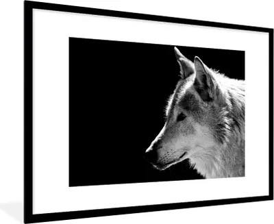 Produktbild von MuchoWow® Gerahmtes Poster Wildlife - Wolf - Schwarz - Weiß 90x60 cm - Poster mit Schwarzem Bilderrahmen Wandposter Rahmen Foto Bilder - Wanddekoration - Fotos
