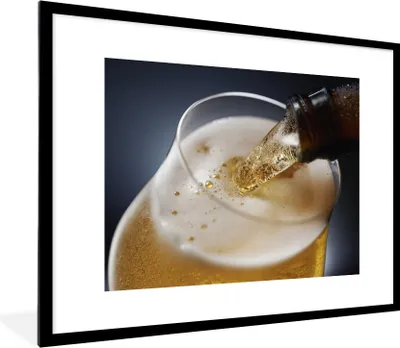Produktbild von MuchoWow® Gerahmtes Poster Eingeschenktes Bier vor einem dunklen Hintergrund 80x60 cm - Poster mit Schwarzem Bilderrahmen Wandposter Rahmen Foto Bilder - Schlafzimmer-Dekorationen - Fotoposter