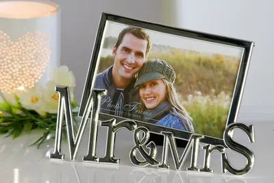 Produktbild von Gilde Fotorahmen, "Mr&Mrs", Schriftzug, Metall, silberfarben, VE 3, L. 2 cm, B. 21 cm, H. 15.5 cm 40866 4001250408666