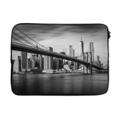 Produktbild von MuchoWow® Laptop Hülle 13 Zoll Architektur - New York - Brooklyn Bridge - Wasser - Schwarz und weiß Laptoptasche - Laptophülle - Sleeve - Rundumschutz