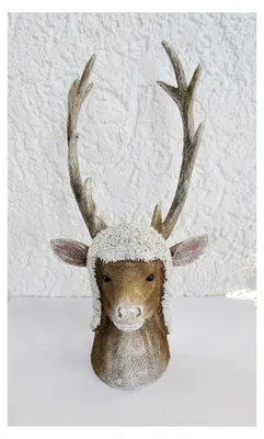 Produktbild von Hirschbüste mit Mütze aus Polyresin, 28 cm hoch, Deko für Weihnachten und Winter