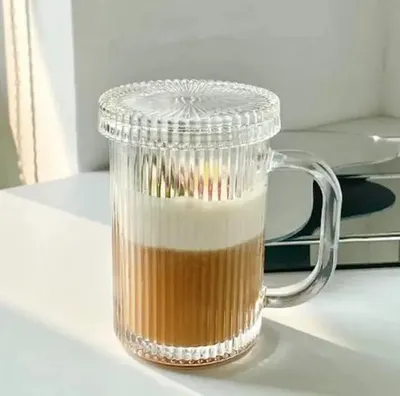 Produktbild von Geripptes Trinkglas mit Deckel, 400 ml aus Glas