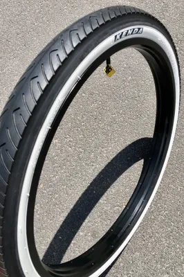 Image de Pneu Kenda Kraze 26 x 2.125 profil moto, noir mur blanc