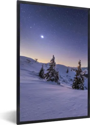 Produktbild von MuchoWow® Gerahmtes Poster Winter - Schnee - Nacht - Bäume 60x90 cm - Poster mit Schwarzem Bilderrahmen Wandposter Rahmen Foto Bilder - Kunst