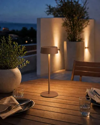 Zdjęcie produktu dla LED-owa lampka stołowa na baterie, brązowa, z możliwością regulacji jasności, wodoszczelna (IP54), regulowana wysokość (21/36 cm), metalowa, bezprzewodowa, do użytku wewnątrz i na zewnątrz