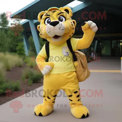 Obrázek produktu pro Postava REDBROKOLY maskota Citronově žlutého šavlozubého tygra oblečená v nákladních šortkách a taškách Messenger
