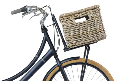 Produktbild von Basil DAX L Rattan Fahrradkorb, Stilvoller rechteckiger Aufbewahrungskorb mit Deckel und Kunstledergriffen, Grau, Handgeflochten, 30 l Volumen, Ideal