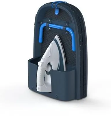 Produktbild von Famanu Bügelbrett platzsparend faltbar mit Baumwollbezug und integriertem Bügeleisenhalter, schwarz/blau