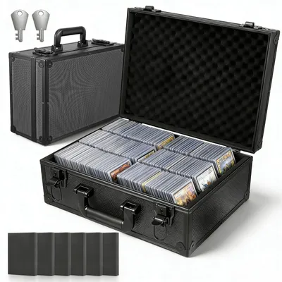 Produktbild von Sammelkarten Aufbewahrungsbox - Trading Card Storage Box - Aluminium Hartkoffer - Schaumstoffteiler - Abschließbar - Wasserdicht - Für bis zu 2700 Karten - Schwarz