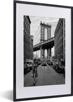 Produktbild von MuchoWow® Gerahmtes Poster New York - Manhattan - Brücke - Schwarz - Weiß 40x60 cm - Poster mit Schwarzem Bilderrahmen Wandposter Rahmen Foto Bilder - Poster in Rahmen