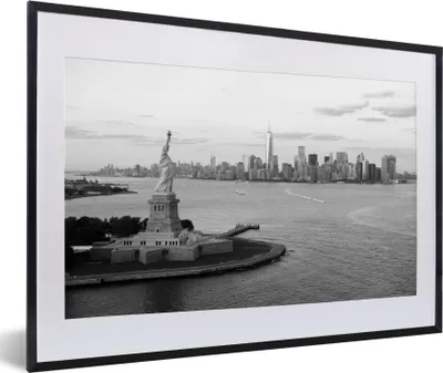 Produktbild von MuchoWow® MuchoWow® Gerahmtes Poster New York - Freiheitsstatue - Schwarz - Weiß 60x40 cm - Poster mit zchwarzem Bilderrahmen - Schlafzimmer - Plakat in Rahmen - Drucken