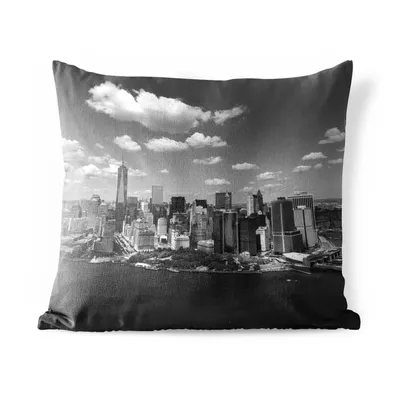 Produktbild von MuchoWow® Outdoor Kissen - Manhattan Skyline schwarz und weiß - 45x45 cm - Wetterfest - Lounge Kissen - Fotokissen - Dekoratives Kissen