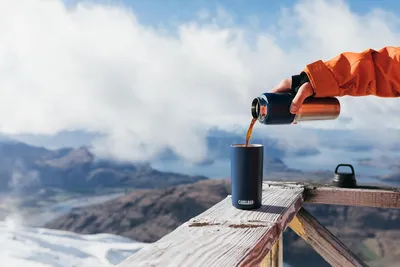 Immagine prodotto di Tazza in acciaio inox isolata sottovuoto - Bicchiere da tutti i giorni per bevande calde e fredde - 900ml