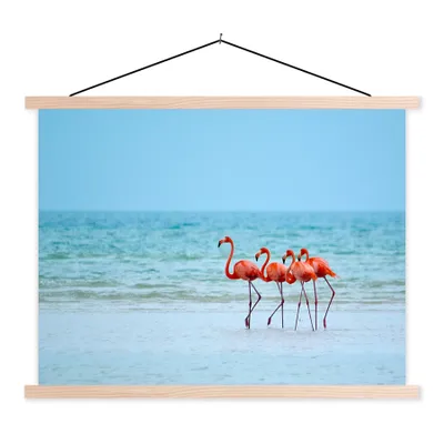 Produktbild von MuchoWow® Textilposter Vier Flamingos stehen am Strand 40x30 cm mit holzfarbenen Rahmen - Bilder