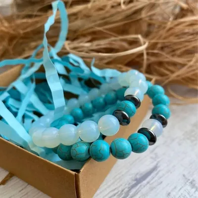 Produktbild von Naturstein Armband Set Opal & Türkis – Partner Armbänder mit Holz Geschenkbox