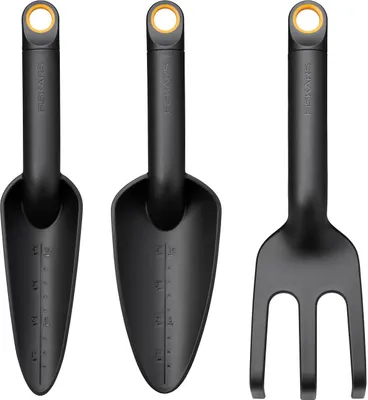Produktbild von Fiskars Gartenwerkzeuge-Set, 3-teilig, Blumenrechen, Blumenkelle und Pflanzkelle, 65% recycelter FiberComp-Kunststoff mit Glasfaser, Schwarz/Orange, Solid, 1076379