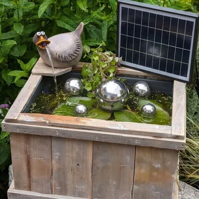 Produktbild von Storm's Miniteich Set Solar Akku Ente - Holzkiste & Keramik-Wasserspiel - 42x32x23cm - 3m Kabel