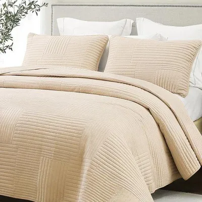 Productafbeelding van Famanu sprei, 260 x 280 cm - Microvezel, met 2 kussenslopen - Beige met geometrisch patroon