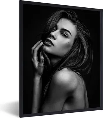 Produktbild von MuchoWow® Gerahmtes Poster Frau - Porträt - Schwarz und weiß 60x80 cm - Poster mit Schwarzem Bilderrahmen Wandposter Rahmen Foto Bilder - Premium - Wanddeko Wohnzimmer