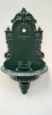 Produktbild von Wandbrunnen aus Aluminium pulverbeschichtet moosgrün Rückwand aus einem Stück gegossen