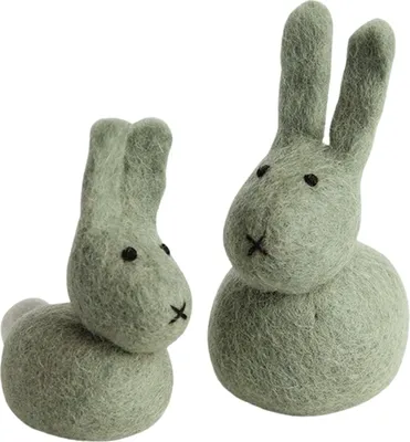 Produktbild von Zwei grüne Hasenfiguren aus Filz (nepalesischer Schafwolle), 10 cm und 12 cm
