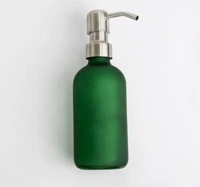 Immagine prodotto di Natural Goods Berlin KLEAN dispenser di sapone con etichette, dispenser di sapone di alta qualità e ricaricabile per cucina e bagno, verde opaco, testa della pompa in acciaio inox, argento, 250 ml