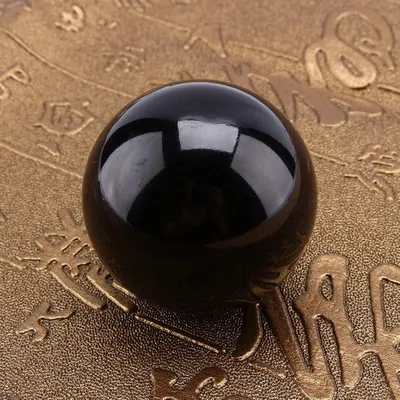 Produktbild von Natürliche schwarze Obsidian-Kristallkugel mit 40mm Durchmesser und Holzständer zur Dekoration