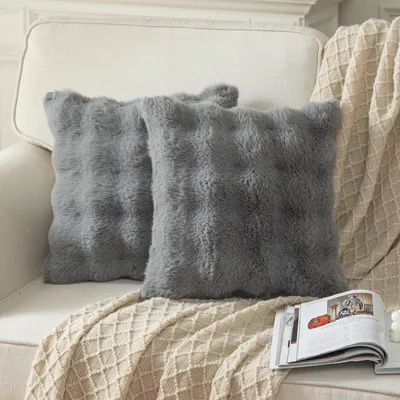 Produktbild von Set aus 2 grauen, dicken Wollkissenbezügen 45x45 cm, dekorative Kissenbezüge für das Sofa, Zierkissenbezüge, flauschige Kunstfellkissenbezüge für Schlaf- und Wohnzimmer.