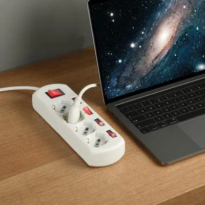 Zdjęcie produktu dla Listwa zasilająca z 4 niezależnymi wyłącznikami