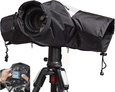 Produktbild von Kamera Regenschutz – Wasserdichte Regenhülle für Kameras – Kameraschutz – Nylon – mit Kordelzug und Ärmeln – Fotozubehör – Schwarz