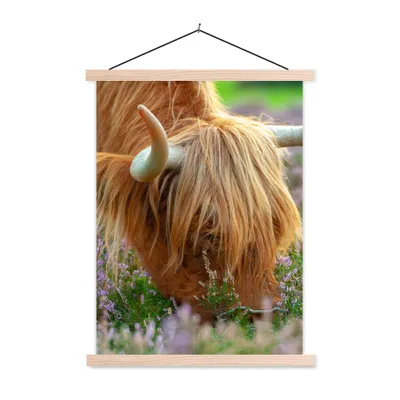Produktbild von MuchoWow® Textilposter Schottischer Hochländer - Hörner - Heidekraut 40x53 cm mit holzfarbenen Rahmen - Schlafzimmer