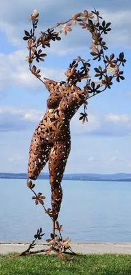Produktbild von Casa Padrino Designer Gartendeko Skulptur Frau Rostfarben 137 x 110 x H. 255 cm - Riesige Gartenfigur - Luxus Garten Dekoration