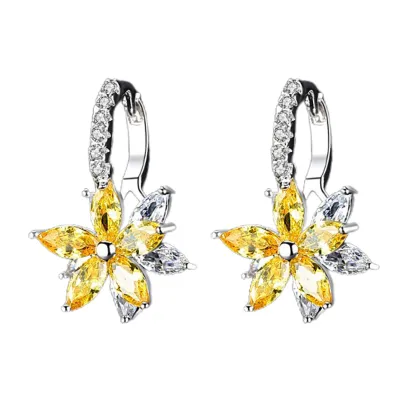 Produktbild von 1 Paar Creolen, kubischer Zirkonia, klarer Kunststein, geometrisch, heller Glanz, feines Polieren, dekoratives Geschenk, Damen-Ohrringe mit Schneeflocken-Anhänger, Modeschmuck für Dating-Gelb