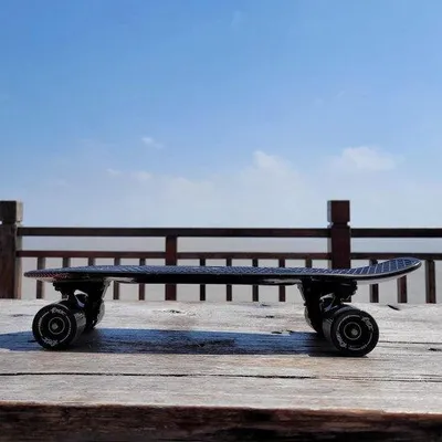 Obrázek produktu pro Klasický 22" mini cruiser skateboard pro jízdu venku a na krátké vzdálenosti, design s 22 plameny