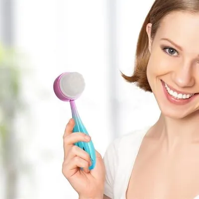 Produktbild von Manuelle Gesichtsreinigungsbürste aus Kunststoff und Silikon zur Gesichtsreinigung, zum Peeling, zur Massage und zur Mitesserentfernung auf Reisen