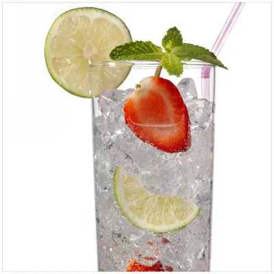 Produktbild von Wallario Premium Glasbild, freischwebende Optik, kräftige Farben, Größe 50 x 50 cm Motiv Glas Wasser mit Erdbeeren