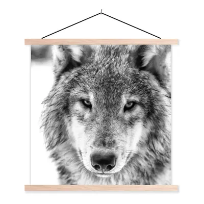 Produktbild von MuchoWow® Textilposter Wolf im Winter in Schwarz und Weiß 40x40 cm mit holzfarbenen Rahmen - Posterleiste