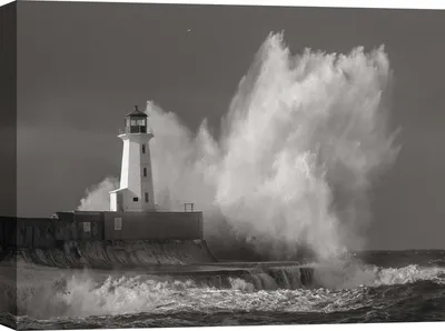Productafbeelding van Canvasprint – Vuurtoren in een stormachtige zee (zwart-wit) - 100x70 cm