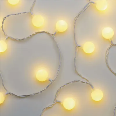 LED světelný cherry řetěz – kuličky 2,5 cm, 4 m, venkovní i vnitřní, teplá bílá, časovač