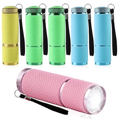 Produktbild von BNGXR Mini Taschenlampe, 6 Stücke 9 LED Aluminium kleine farbige Handlampe, Wasserdicht Taschenlampen Set Kinder, Tragbarer Taschenlampe für Camping, Wandern, Klettern und Notfälle