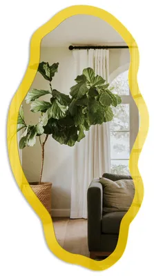 Produktbild von Asymmetrischer Wandspiegel mit Druck – 90x45 cm – unregelmäßige organische Form – moderner Dekospiegel – für Wohnzimmer, Flur und Schlafzimmer - Intensives Gelb, KI-generiertes Bild
