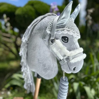 Productafbeelding van Hobby Horse, zilverkleurige "Silver Moon" uitvoering met zwart hoofdstel, teugels, longeerlijn en bitje in grijstint - Maat A3