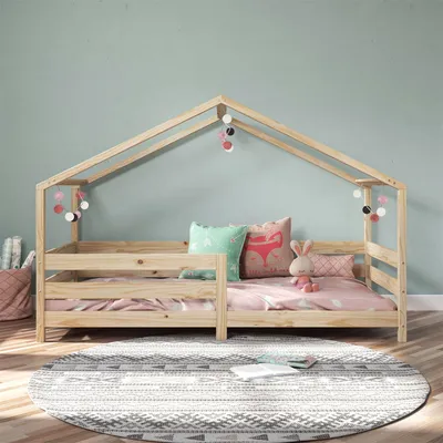 Produktbild von Hausbett RENA aus massiver Kiefer in natur, schönes Montessori Bett mit Rausfallschutz, stabiles Kinderbett in 90 x 200 cm