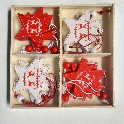 Zdjęcie produktu dla Świąteczne zawieszki choinkowe z drewna - 12 sztuk - 5,5 x 5,5 cm - Gwiazdki świąteczne - Drewniane ozdoby do zawieszania z sznurkami - Do rękodzieła i dekoracji - Ozdoby choinkowe