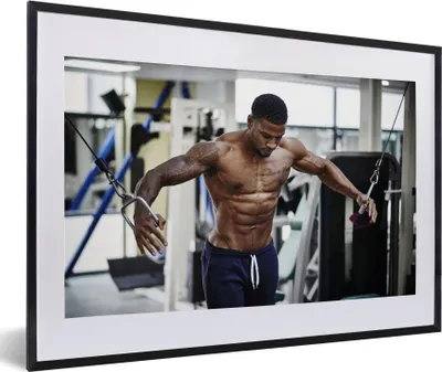 Produktbild von MuchoWow® MuchoWow® Gerahmtes Poster Ein muskulöser Mann trainiert 60x40 cm - Poster mit zchwarzem Bilderrahmen - Schlafzimmer - Plakat in Rahmen - Drucken