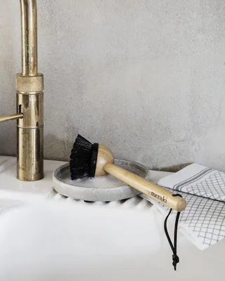 Produktbild von Famanu Spülbürste aus Bambus und Polypropylen mit ergonomischem Griff - umweltfreundlich und nachhaltig