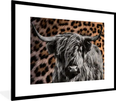 Produktbild von MuchoWow® Gerahmtes Poster Schottischer Highlander - Panther - Schwarz - Weiß 80x60 cm - Poster mit Schwarzem Bilderrahmen Wandposter Rahmen Foto Bilder - Schlafzimmer-Dekorationen - Fotoposter