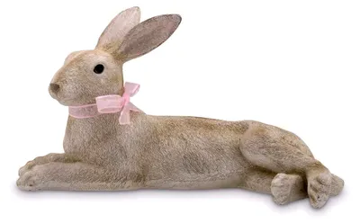 Produktbild von große Deko-Hasenfigur aus Kunststein 48 cm - liegender Osterhase mit rosa Schleife und Fell-Optik - brauner Polyresin-Osterhase für die Frühjahrsdekoration