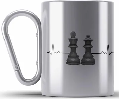Produktbild von Trendation - Schach Geschenk Schachspieler Geschenkidee Edelstahl Tasse Karabiner mit Schachfiguren Grafik Spruch (Silber)